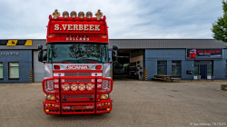 20251019-Tom-Holding-00148